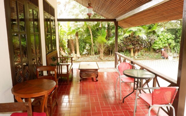 OYO 438 Cemara's Homestay