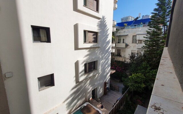 Exclusive 3BDR Near Rothschild TL40