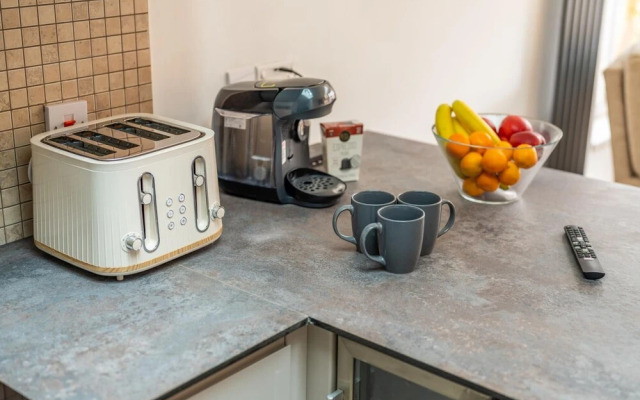Stylish & Sleek 3BD Home Including Guest House in Southall