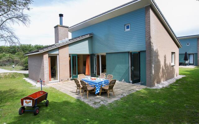 Restyled holiday home with fireplace near the beach