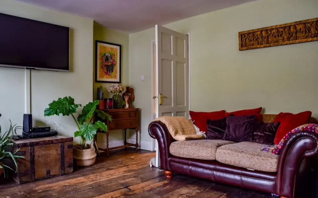 Stylish 1 Bedroom Flat With A Beautiful Garden
