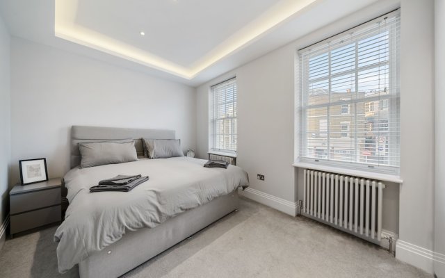 Modern Townhouse With Cinema Room in London SE1