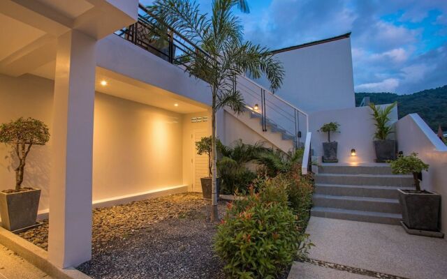 Elegant Designer 4BR Pool Villa Skylight