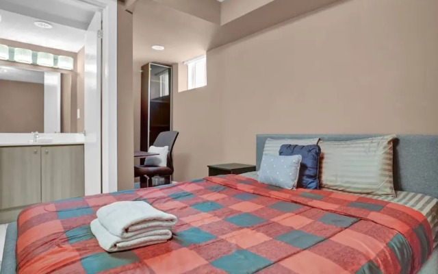 Stylish Mississauga Lower Unit BBQ Yard Paradise