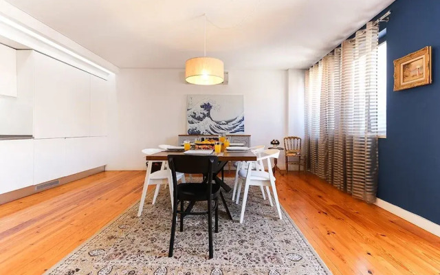 JOIVY Bold & classy 2BR home w/balcony in Baixa, moments from shopping streets