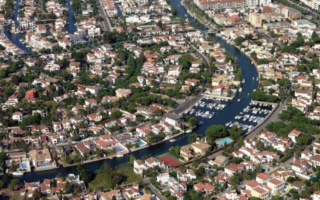 Modernised Apartment in Empuriabrava With Terrace
