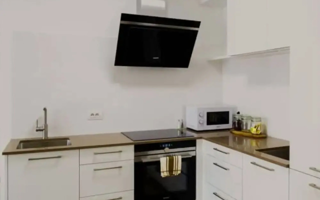 Spacious 3BR 2/5 BA Near Diamond District by Oneluxstay