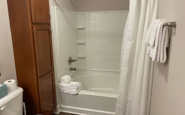 Peaceful Polaris Penthouse 2BR W D Balcony