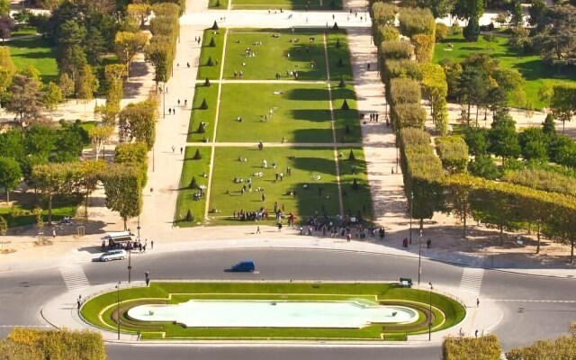 Champ De Mars Tour Eiffel