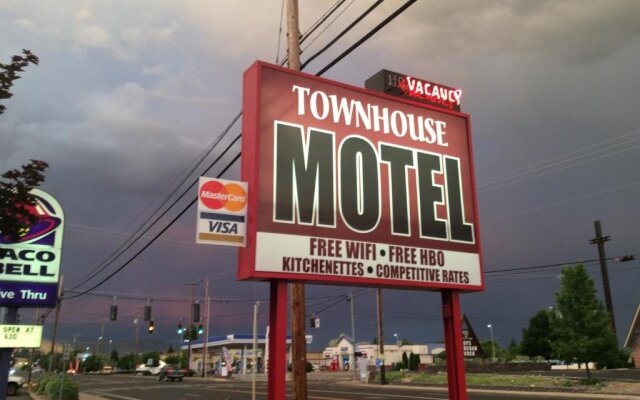 Townhouse Inn & Suites