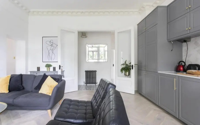 Stunning 4-bed Property in London-parking & Garden