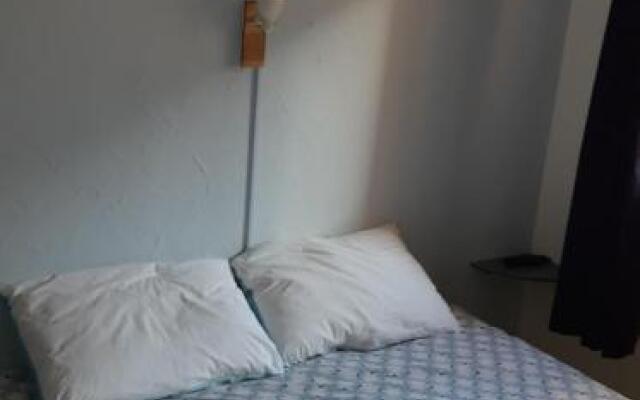 Face à la mer, les pieds dans l'eau