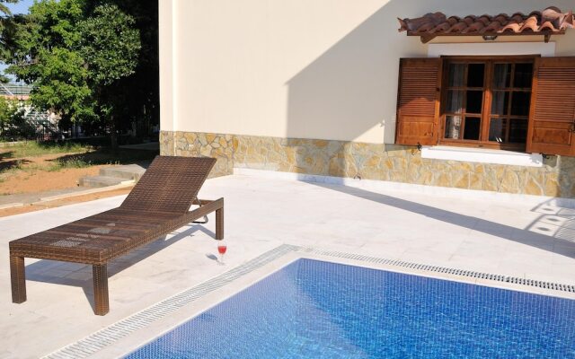 Family Maisonette with Pool near Beach