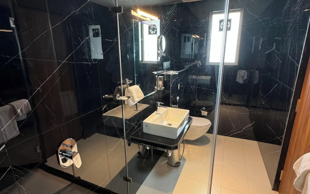 Hotel Mumbai House - Malad Valnai