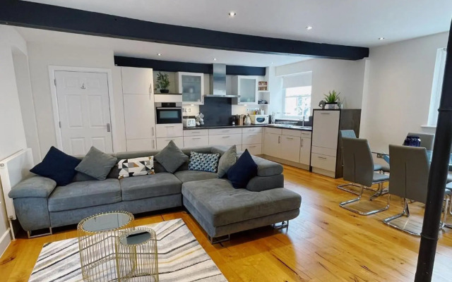 Relaxing 3-Bedroom City Centre Apartment