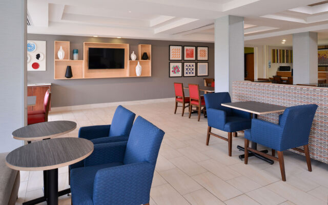 Holiday Inn Express & Suites Parkersburg-Mineral Wells by IHG