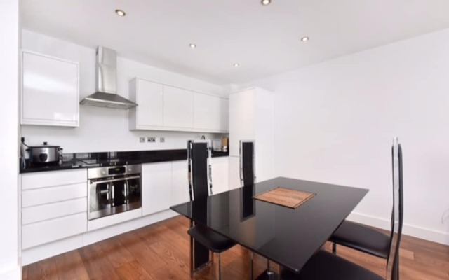 Canary Wharf 2 Bedroom Flat With Parking
