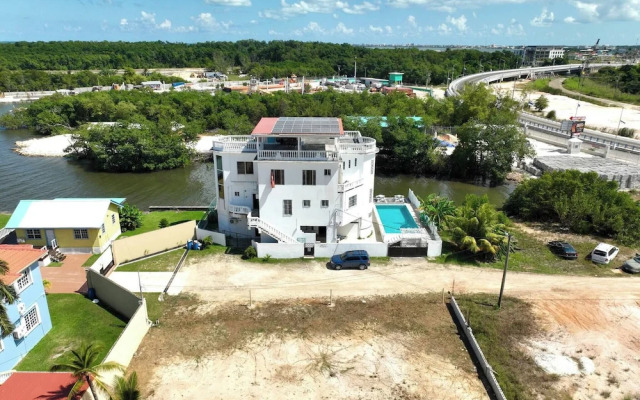 Sea Belize Relaxing Studio w Sea View Pool & Overwater Deck Near Airport, 1st FL