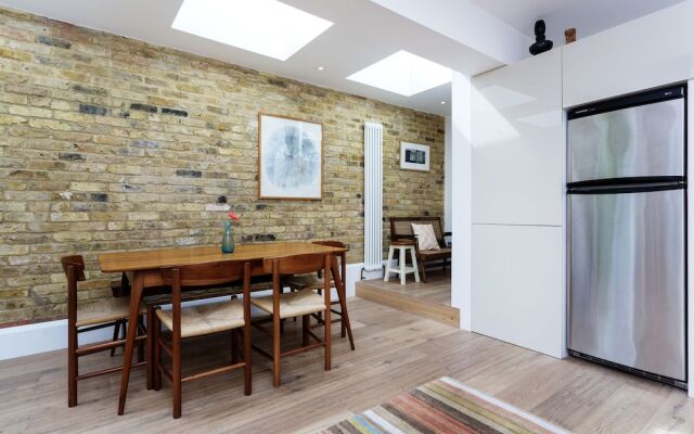 Veeve - Holloway Hideaway