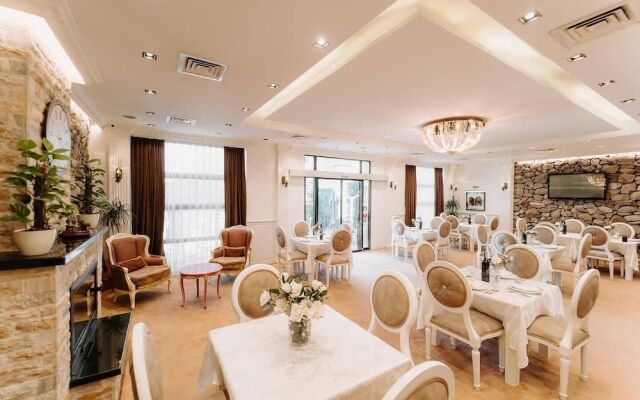 Golden Hotel