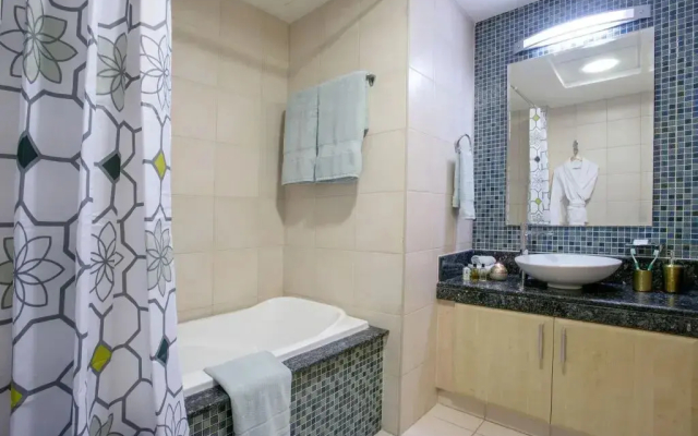 Palm Jumeirah Shoreline -  1 BR Apt Beachfront - HLS 37919 - Hotel in Dubaï - Photo 4