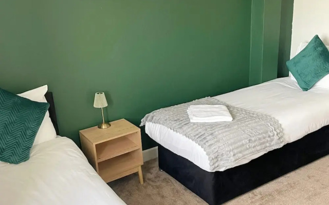 Business & Family Friendly 6 Bed - Free Parking