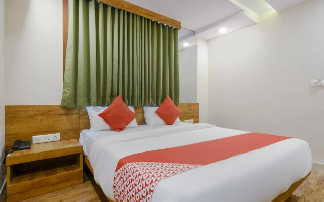 OYO 70998 Hotel Safari Inn