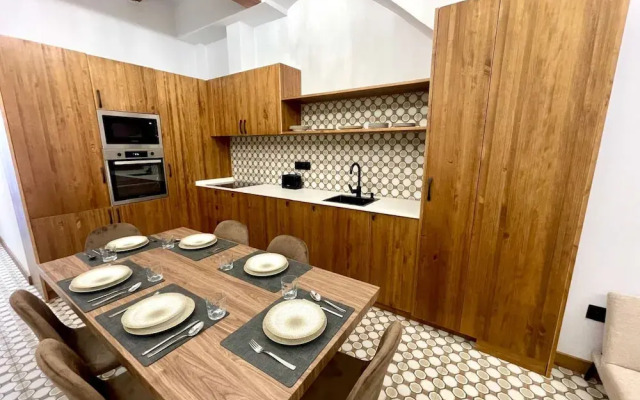 Los Angeles With 3 Bedrooms and 3 Bathrooms