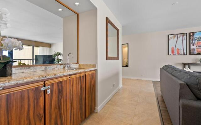 Spacious Waikiki Beach 2BR-Ocean View-Free Parking