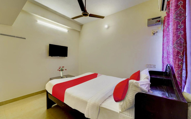 OYO Flagship 80521 Senthamizh Residency