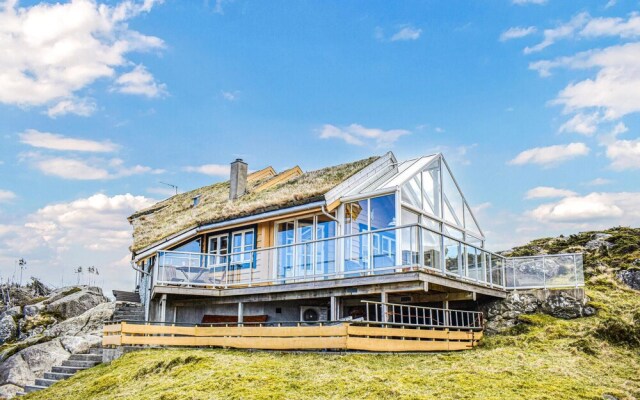 Stunning Home in Bekkjarvik With 3 Bedrooms and Wifi