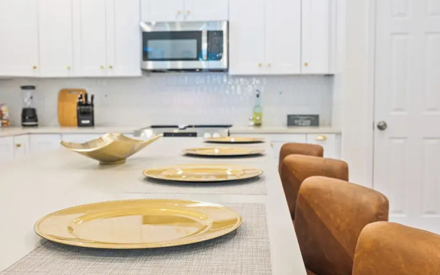 Urban Delight 4br/3ba Near City Center