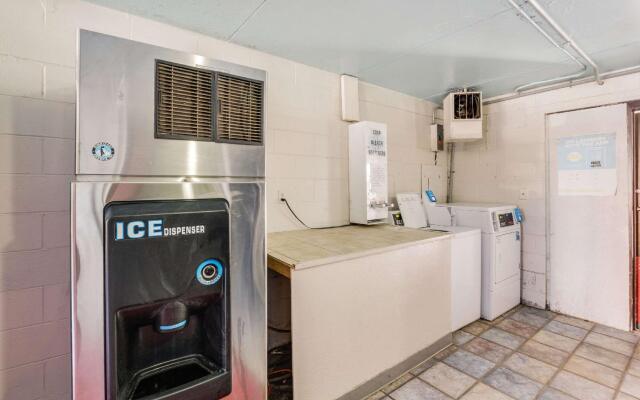 Econo Lodge Inn & Suites