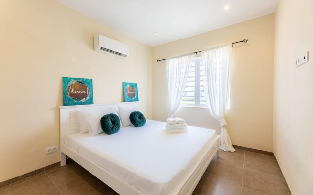 Charming 2BR Apt With Tropical Garden Pool