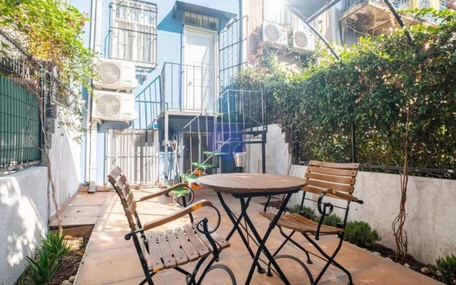 Flat With Backyard Near Taksim Square in Sisli