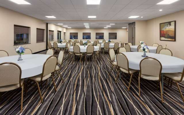 Super 8 by Wyndham Copley Akron