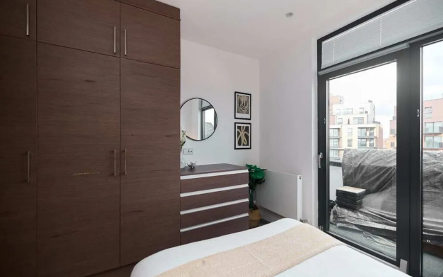 The Harlesden Classic - Lovely 2BDR Flat with Balcony