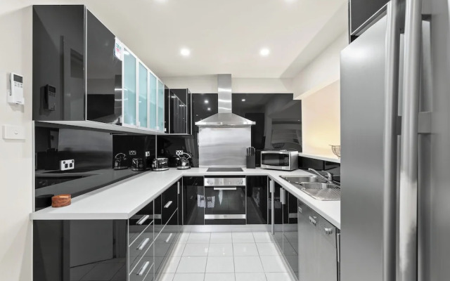 Tranquil Tranmere- City Views- 3 Bedroom