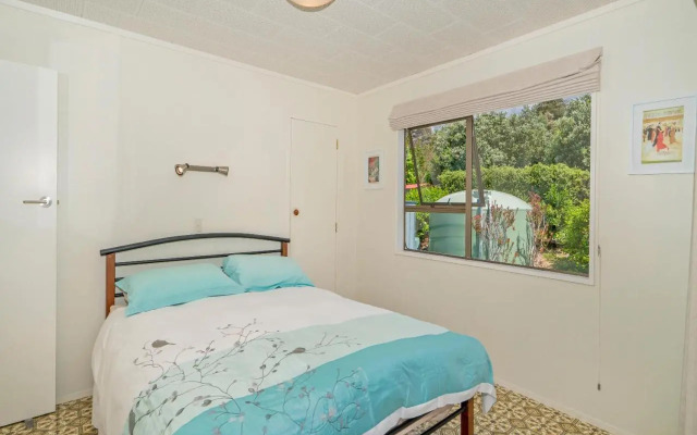Bay Coast Happy Place - Cooks Beach Holiday Home