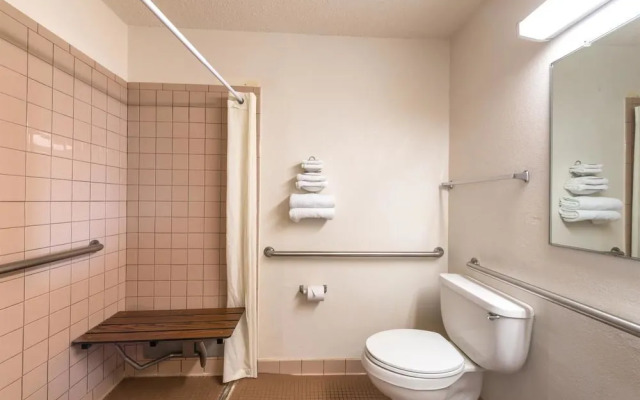 Super 8 By Wyndham Waco University Area