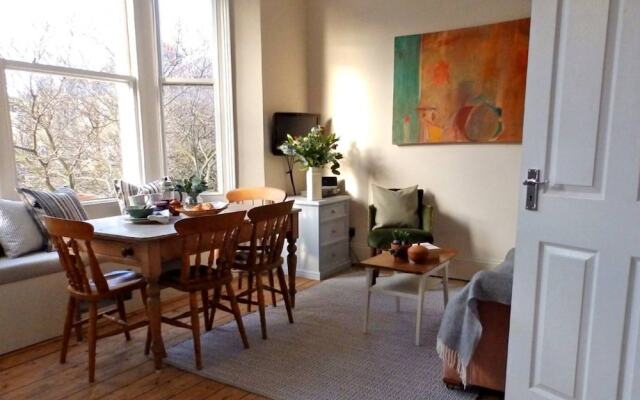 Lovely 2 Bedrooms Apartment Near Queens Park