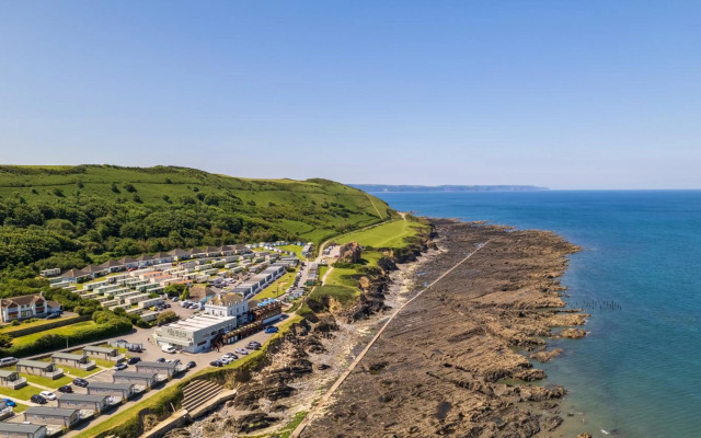 'Hartland Caravan' with Sea Views