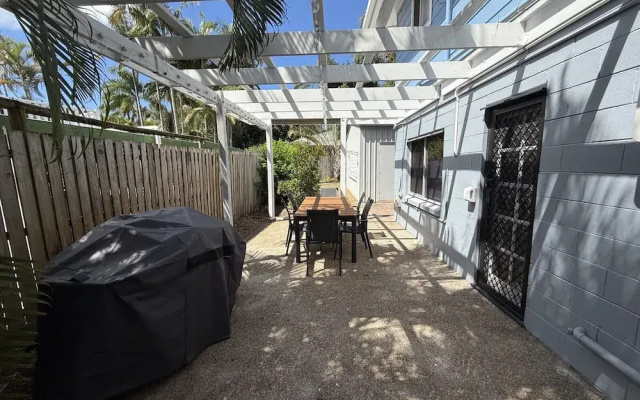 The Palms - Beach Retreat With Pool, Garden, BBQ