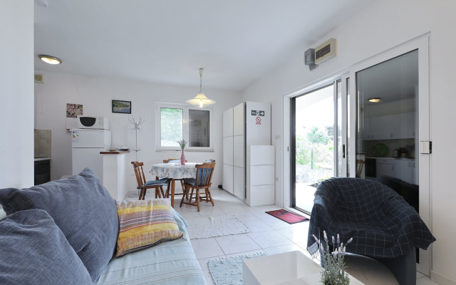 Apartment Djurdja - 20 m from beach : A2 Luka Murter, Island Murter