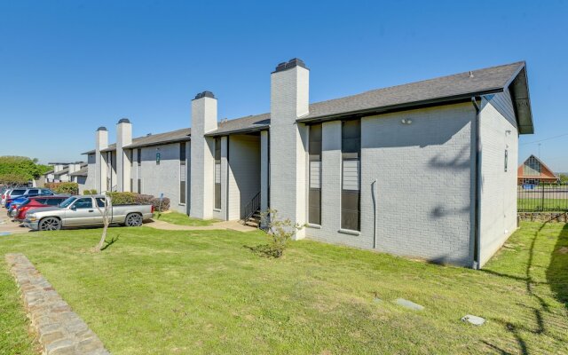 6 Mi to At&t Stadium: Grand Prairie Apt w/ Balcony
