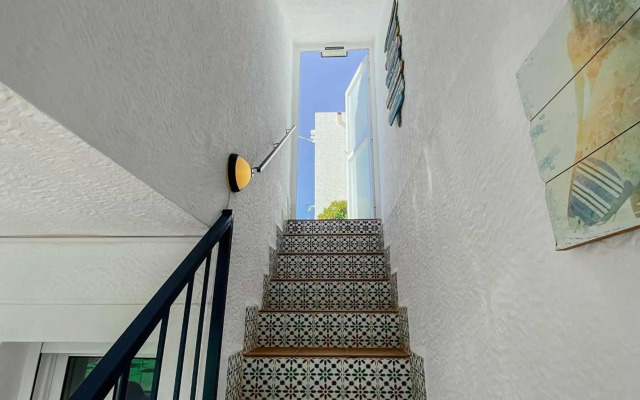 Stunning 2 bedroom apartment with Pool View