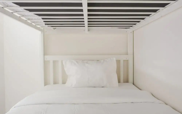 Cozy Stay 2BR at Paradise Mansion Apartment