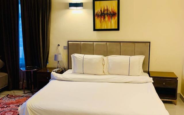 House 12 studios suites