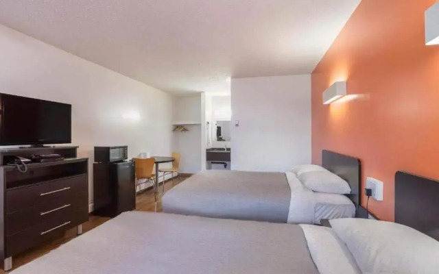 Motel 6-Camrose, AB