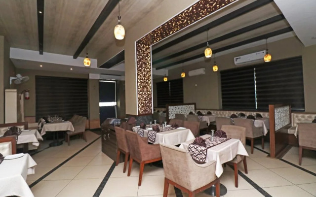 The Classic By OYO Rooms